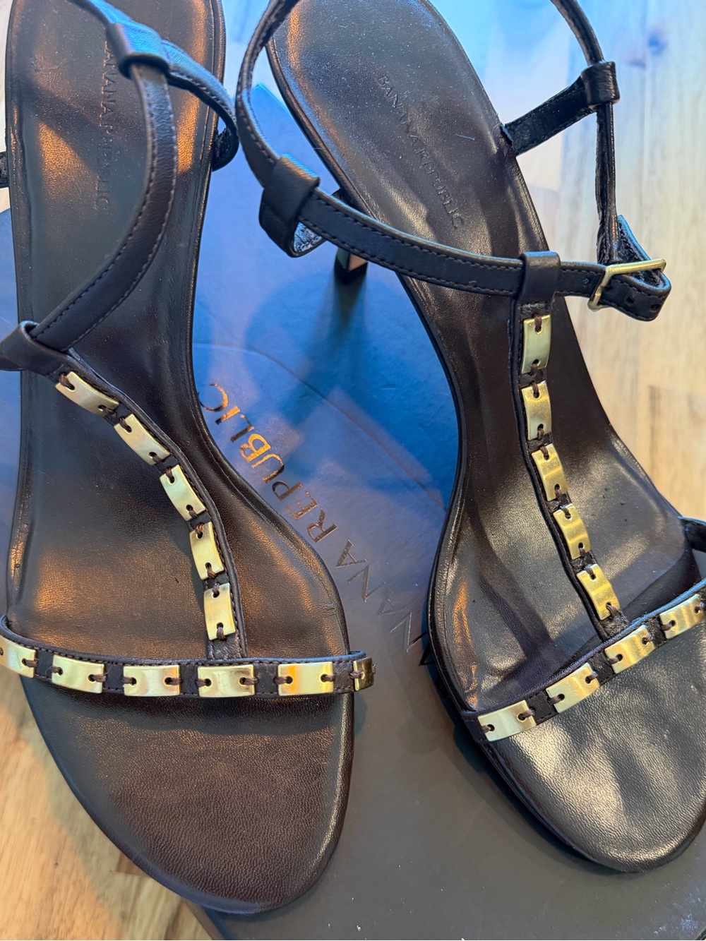 Banana Republic Abigail T-Strap Black Leather Gold Heeled Sandals Size 10